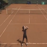 Hajar Abdelkader szervál a nairobi tenisztornán.