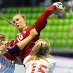 A magyar Afentáler Sára (k) a Magyarország - Norvégia lány kézilabda-selejtezőmérkőzésen az Európai Ifjúsági Olimpiai Fesztiválon (EYOF) az Audi Aréna Győrben 2017. július 25-én. A mérkőzést a magyar csapat nyerte 26-15-re.