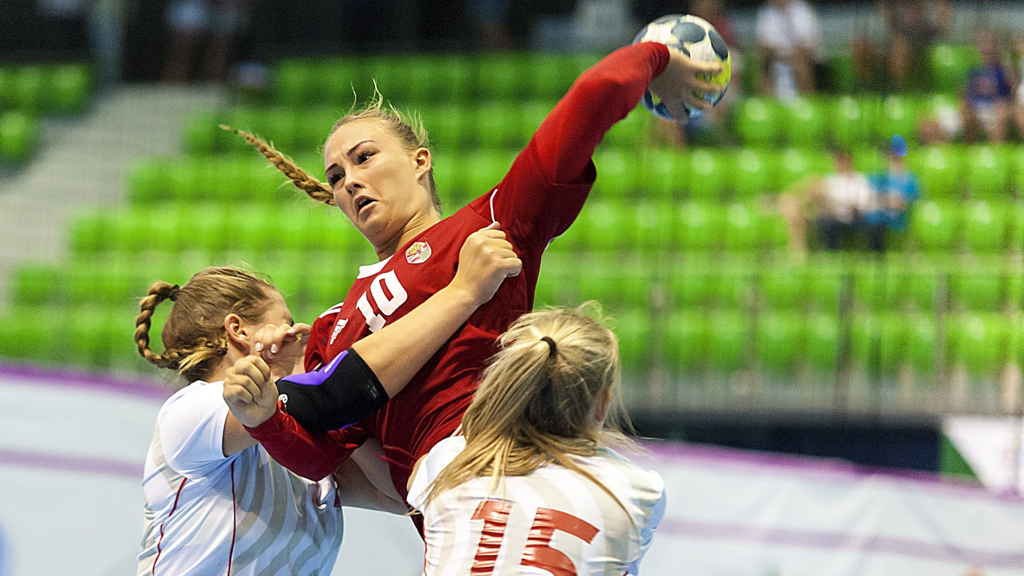 A magyar Afentáler Sára (k) a Magyarország - Norvégia lány kézilabda-selejtezőmérkőzésen az Európai Ifjúsági Olimpiai Fesztiválon (EYOF) az Audi Aréna Győrben 2017. július 25-én. A mérkőzést a magyar csapat nyerte 26-15-re.