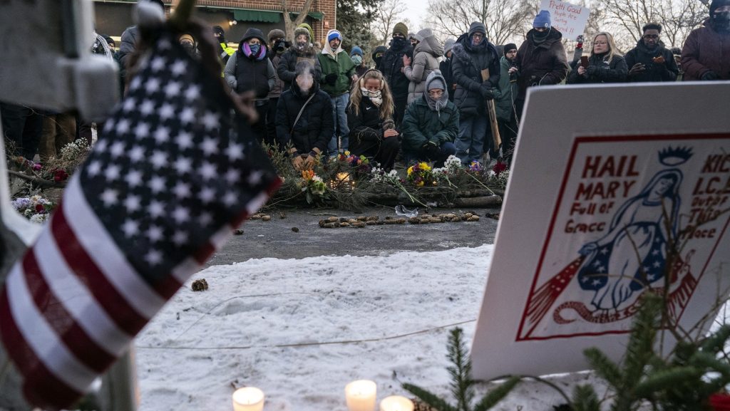 Agyonlőtt ápoló: friss fotókon az emlékezés és tiltakozás Minneapolisban