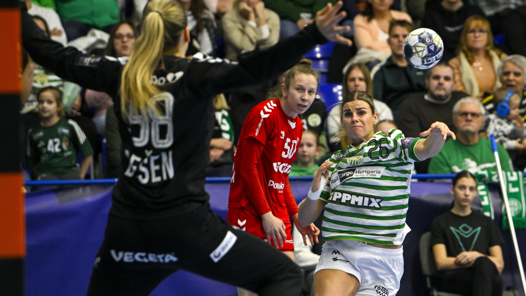 Angela Malestein, az FTC (j) és Andrea Simara, a Podravka Koprivnica játékosa (j2) a női kézilabda Bajnokok Ligája B csoportjának 10. fordulójában játszott FTC-Rail Cargo Hungaria - Podravka Koprivnica mérkőzésen az Érd Arénában 2026. január 18-án.