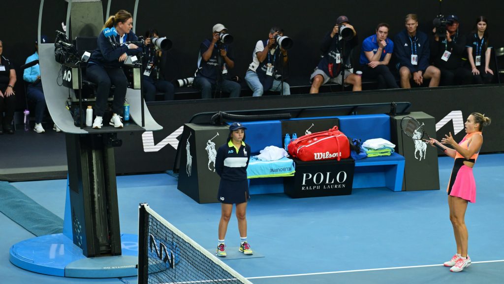 Arina Szabalenka vitatkozik a székbíróval az Australian Open elődöntőjében.