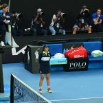 Arina Szabalenka vitatkozik a székbíróval az Australian Open elődöntőjében.