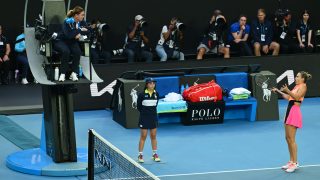 Arina Szabalenka vitatkozik a székbíróval az Australian Open elődöntőjében.