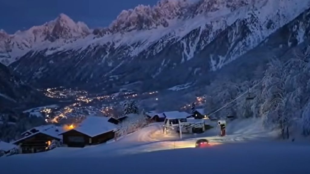 Drámai videón, ahogy autóval síel le az Alpokban egy sofőr