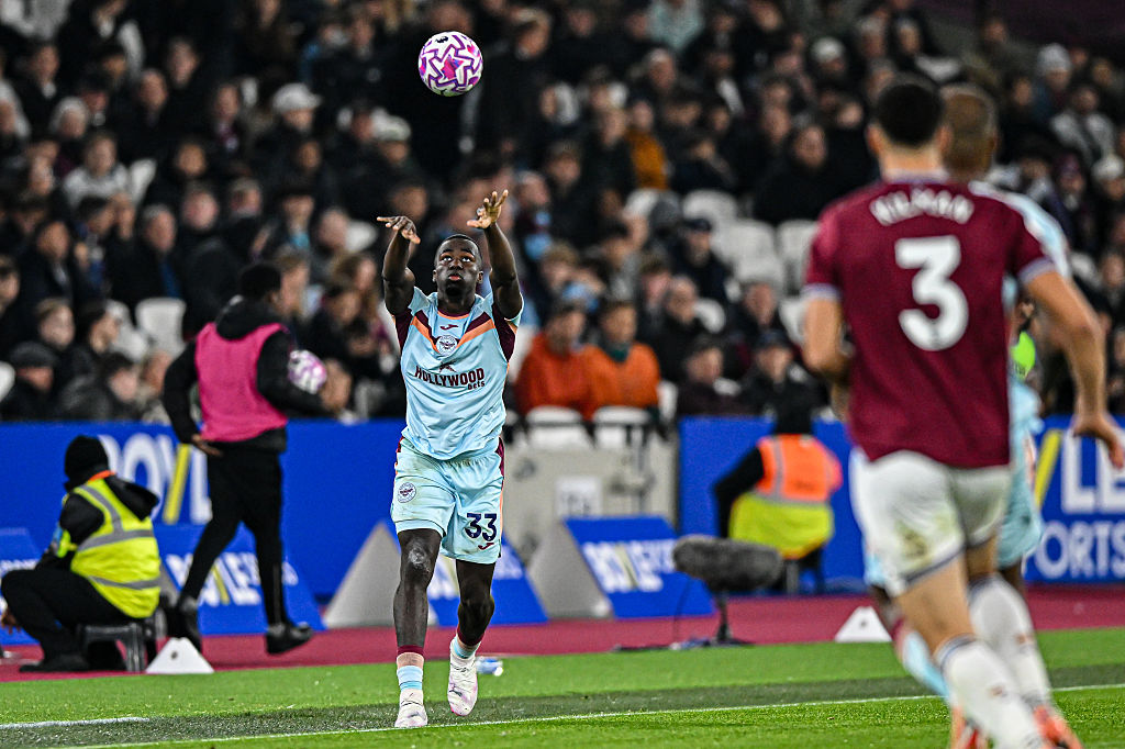 Michael Kayode, a Brentford játékosa végez el bedobást a West Ham United ellen. 