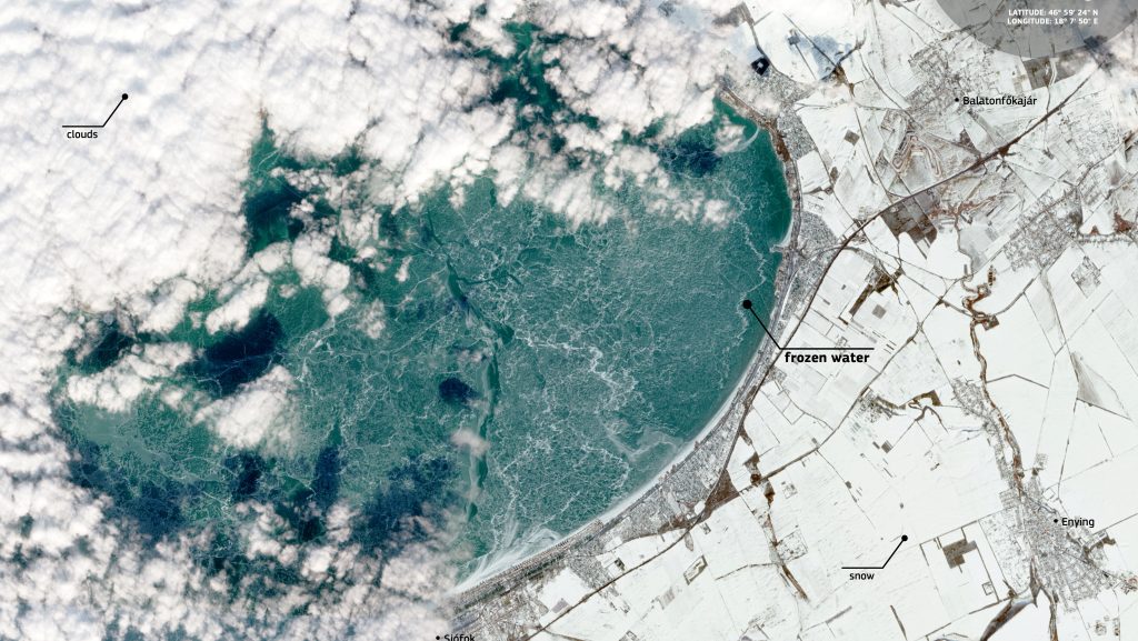 A befagyott Balaton a világűrből.