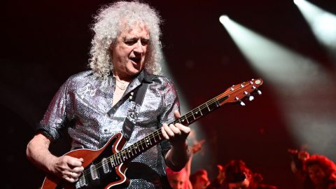 Brian May, a Queen gitárosa egy stuttgarti koncerten.