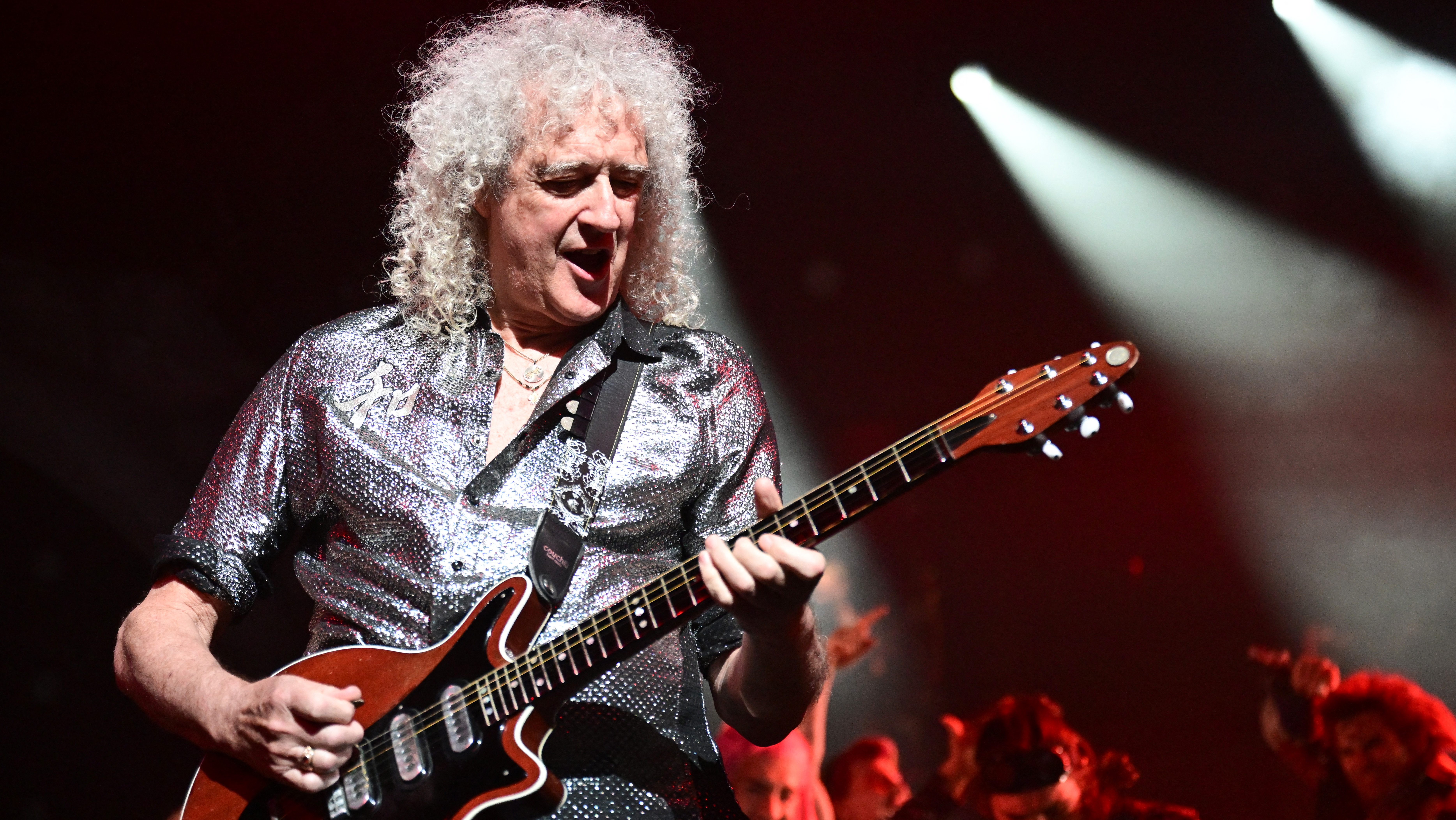Brian May, a Queen gitárosa egy stuttgarti koncerten.