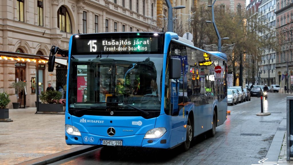 Kigyulladt egy busz Budapest XII. kerületében