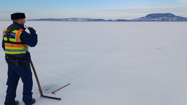 A déli parton már alkalmas a Balaton a jégen tartózkodáshoz