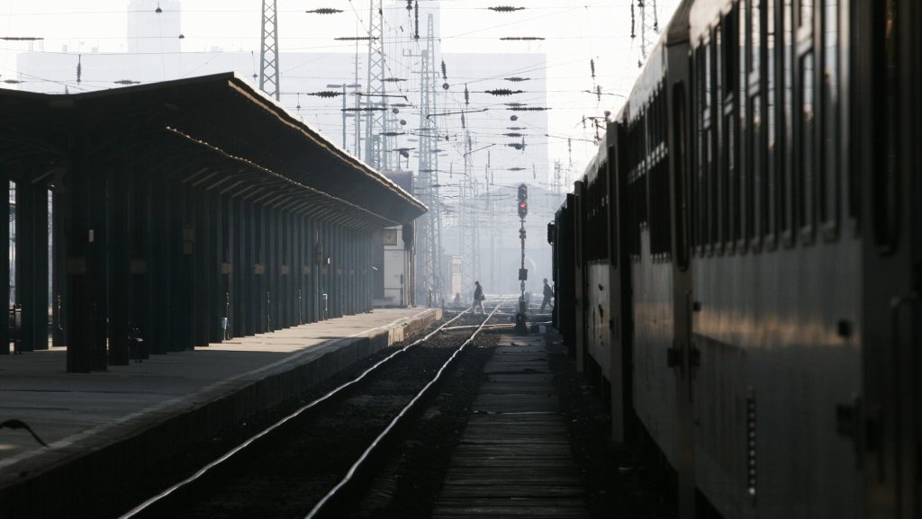 Embert gázolt a vonat egy gyalogos átkelőnél Budapesten