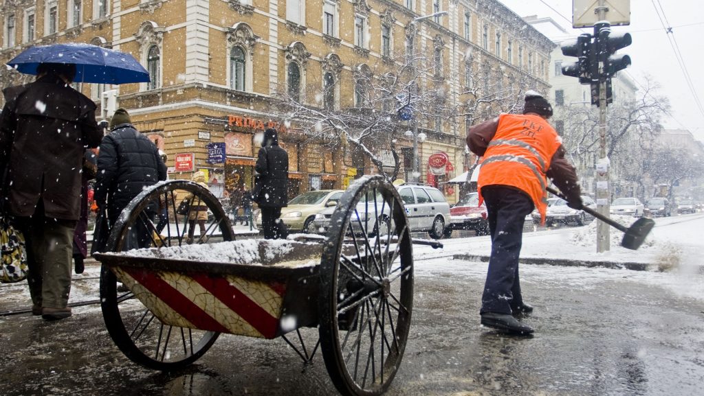 A szakember kifejtette, hogy miért tilos a járdákat sózni