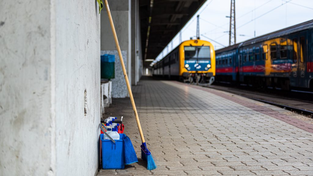 Megszólalt a MÁV vonatait takarító cég Lázár cigányokra tett durva megjegyzése után