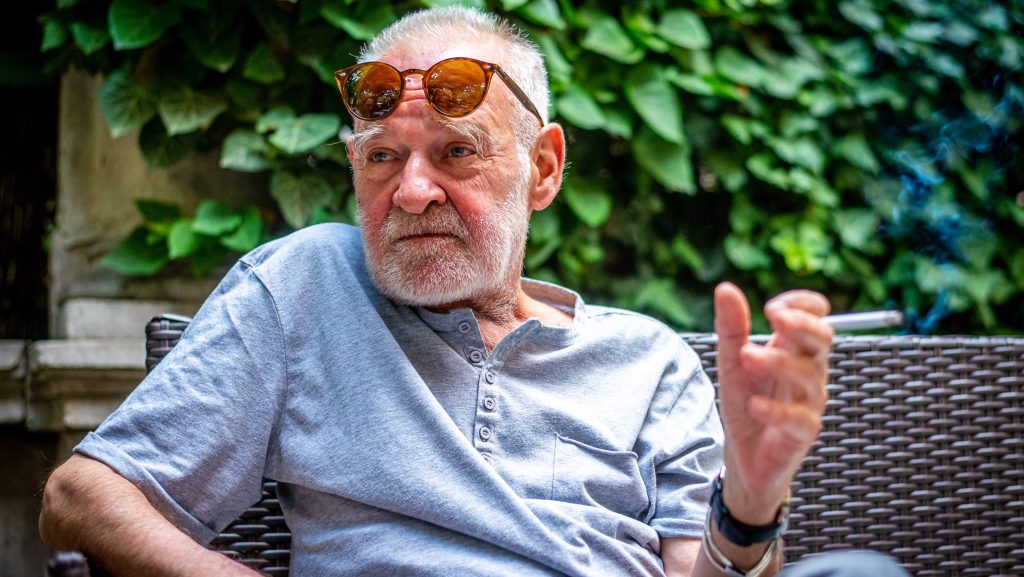 Tarr Béláról a nevelt lánya: Az utolsó heteiben végig vele voltunk, és fájdalmaiban osztozva fogtuk a kezét