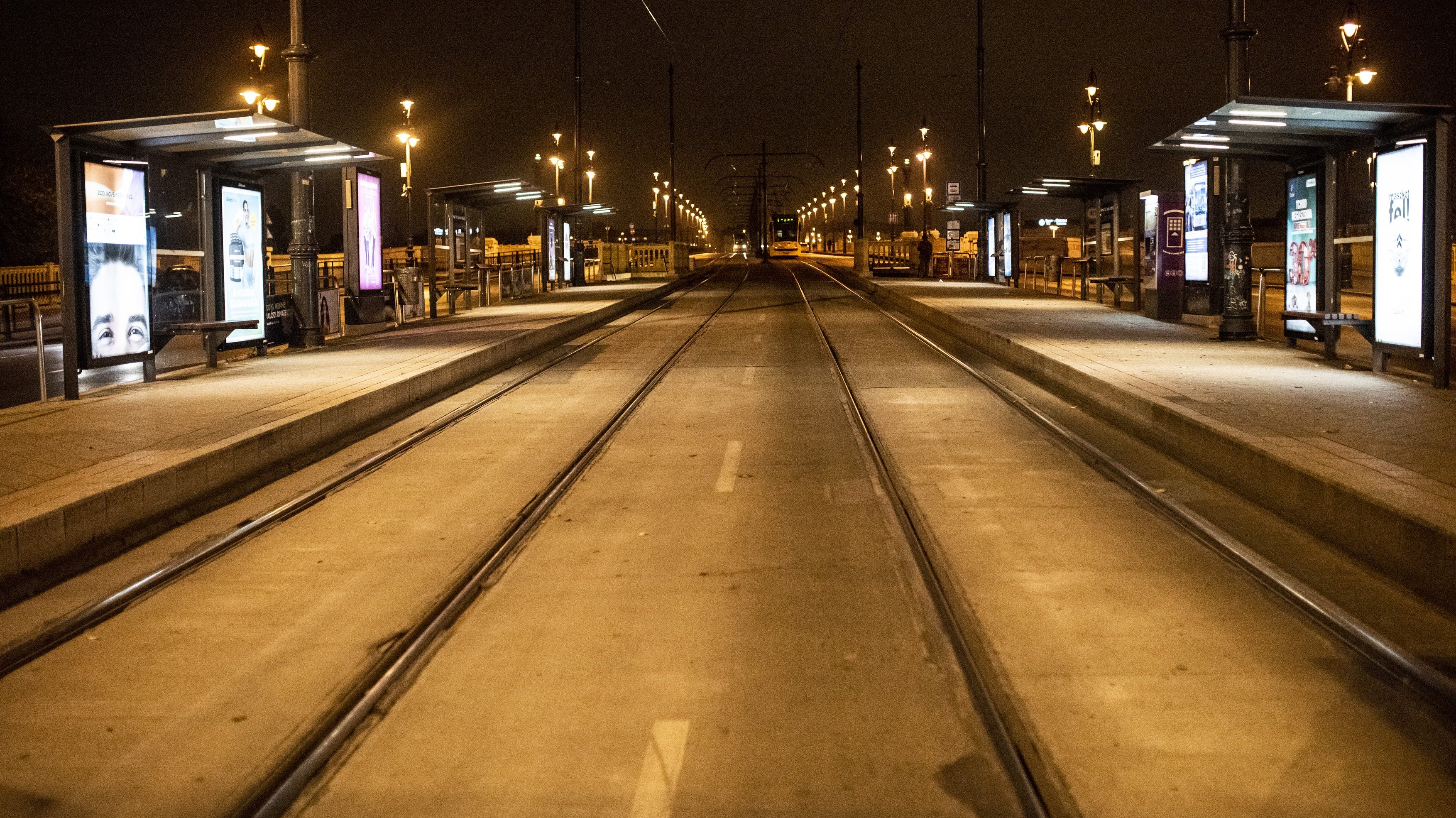A 4-6-os villamos kihalt megállója a Margit-hídnál.