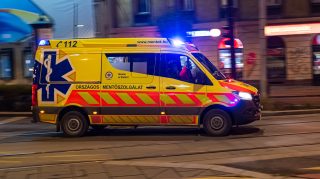 Mentőautó szilveszter este.