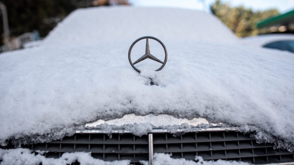 Ezer liter kétes eredetű pezsgőre és 19 rendszám nélküli autóra bukkant egy nyírségi faluban a NAV