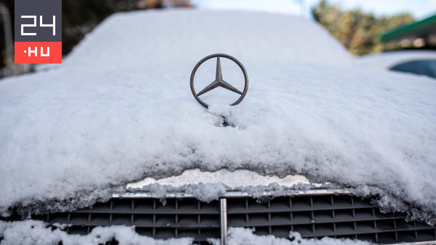 Ezer liter kétes eredetű pezsgőre és 19 rendszám nélküli autóra bukkant egy nyírségi faluban a NAV