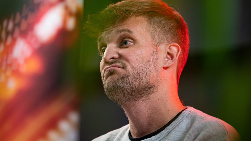 Pukás-Dallos Peti: Senki nem születik szarlapátolásra