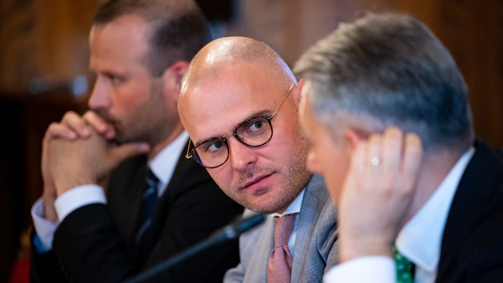 Lázár helyettese: azért öt fajta kocsiból rakták össze a IC-t, mert így olcsóbban lehet rajta utazni