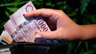 A nettó kereset átlagát a családi kedvezmény júliusi emelése, és a háromgyerekes anyák októbertől élő szja-mentessége húzta fel.