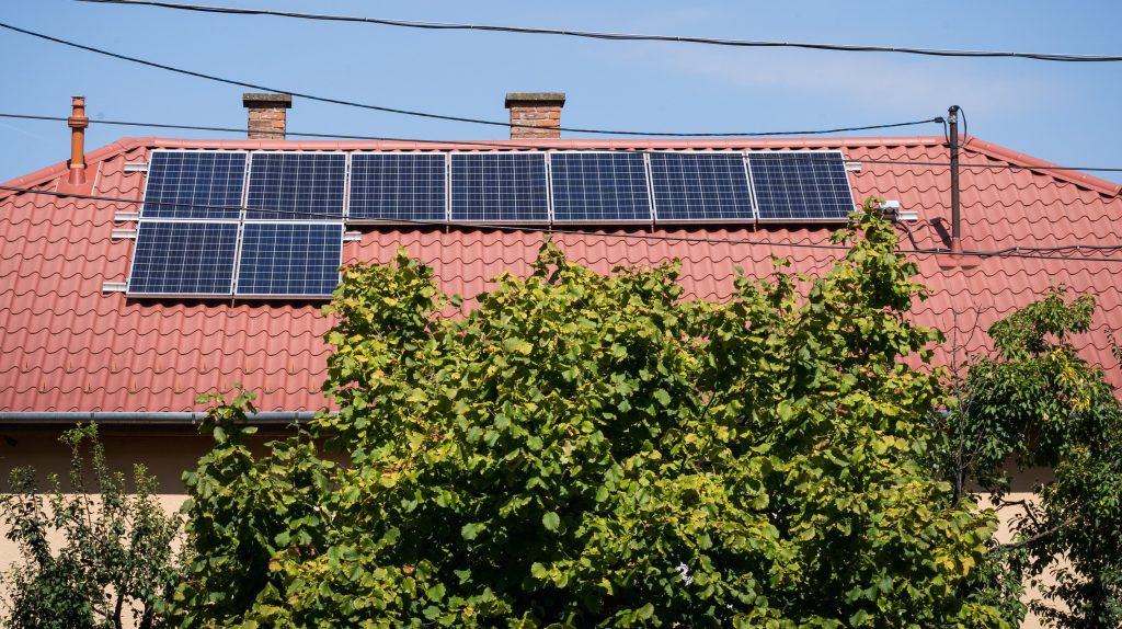 Riadót fújt a napelemes szakma, veszélyben több ezer korábbi lakossági pályázat megvalósítása