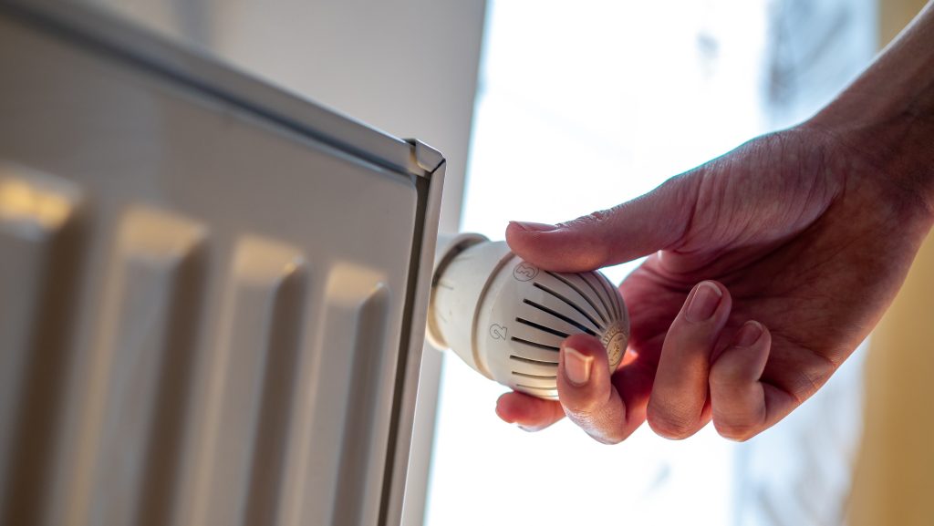 Langyosak a radiátorok, a legtöbb lakásban újraindult a fűtés Kazincbarcikán