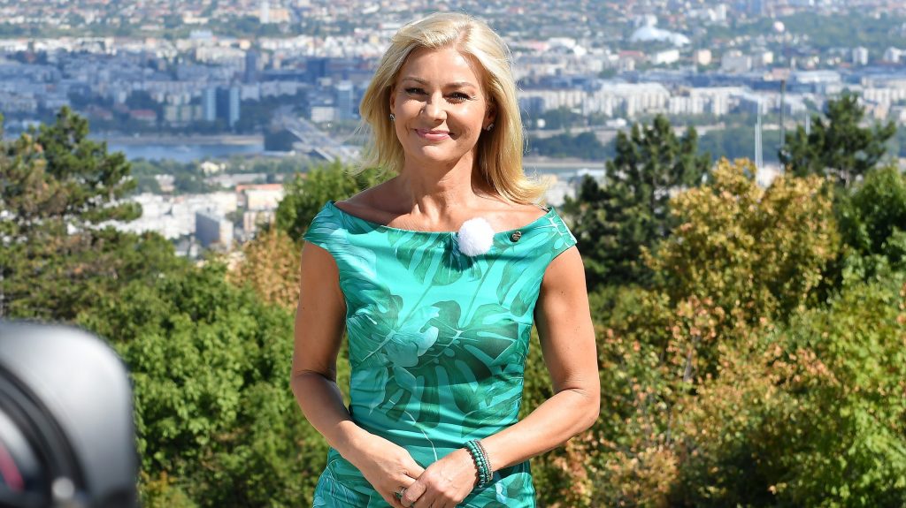 Barta Sylvia egy szál bikiniben írta bele a hóba, hogy boldog új évet kíván mindenkinek