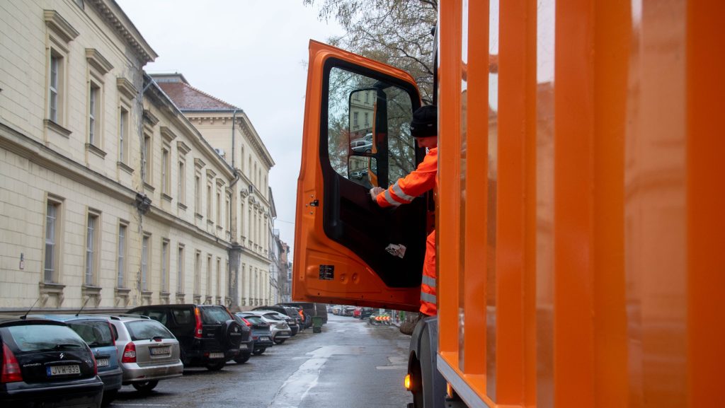Hetek óta elmarad a szemétszállítás Budán a polgármester szerint
