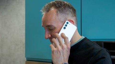 Telefonáló férfi.