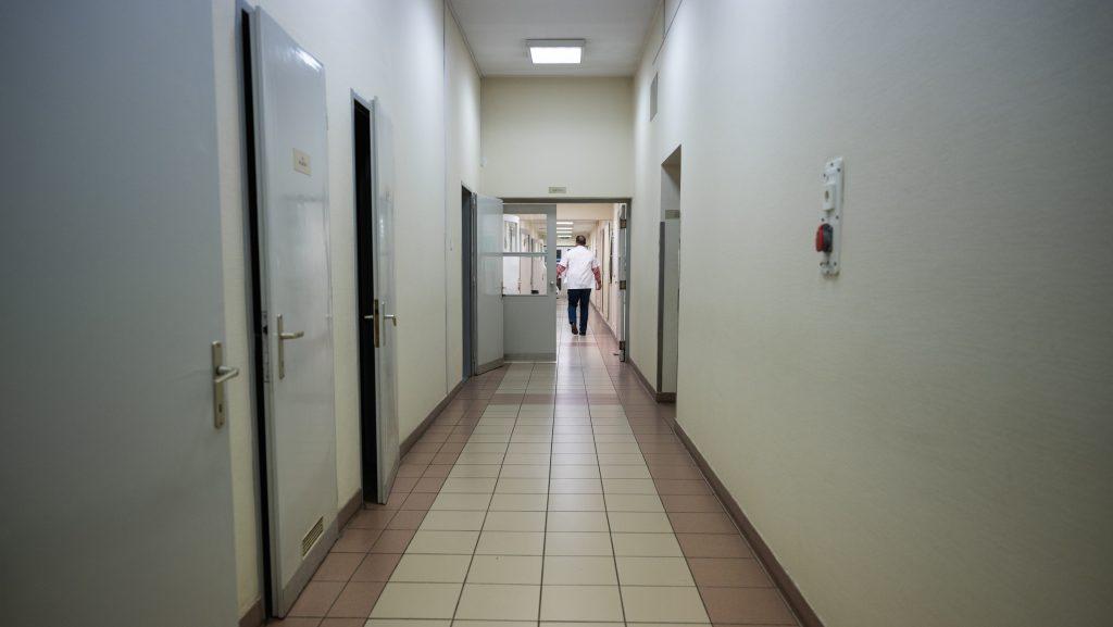 Nő a feszültség az egészségügyben, itt a sztrájkfenyegetés