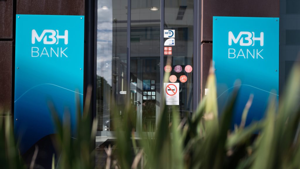 „Mi történik a számlámon?” – a bankfiókban ült, és az MBH-s ügyintézővel tárgyalt, amikor lenyúlták a pénzét