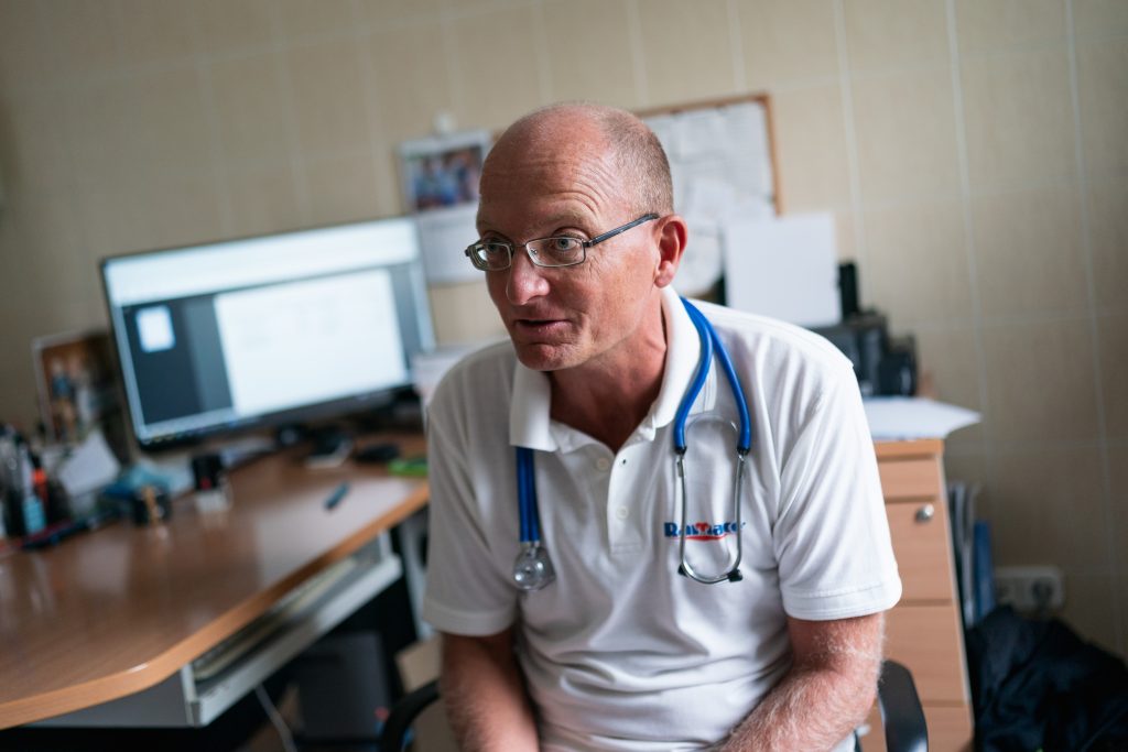 Zuglói háziorvos: Egyre több idősnél látom, hogy gyűjtik a gyógyszereket és tartós élelmiszereket, mert „jön a háború”