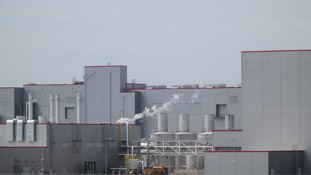 Mészáros Lőrinc húszmilliárdért épít öt kilométer vasutat az iváncsai akkugyárhoz