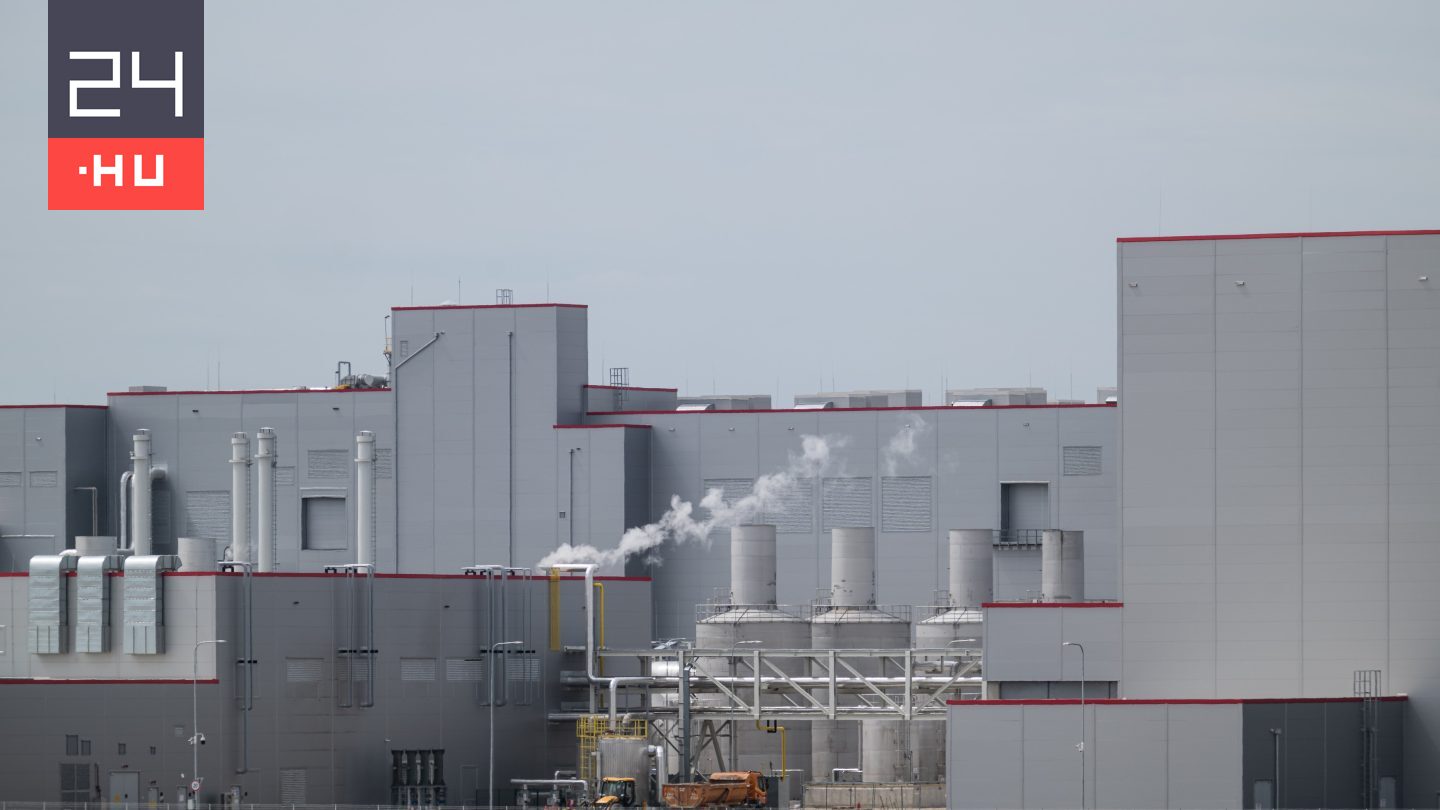 Mészáros Lőrinc húszmilliárdért épít öt kilométer vasutat az iváncsai akkugyárhoz