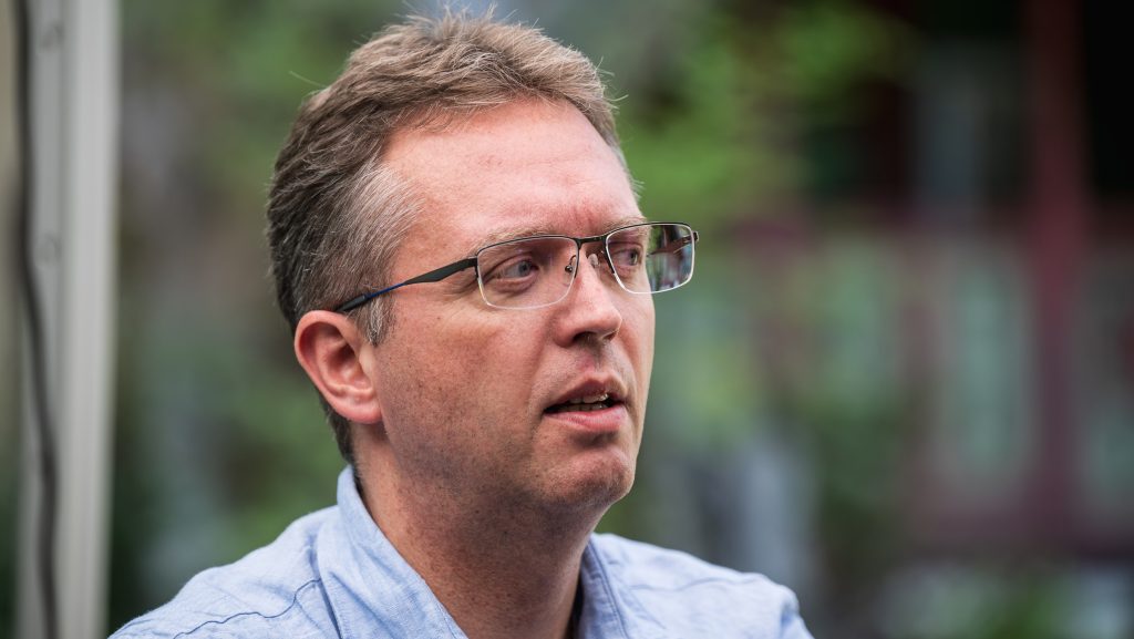 Leállított kutatási pénzek: akadémiai dolgozók gratuláltak Hankó Balázs miniszternek