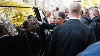 Orbán Viktor beszáll a kisbuszába