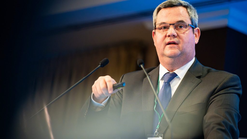 Takács Péter államtitkárként száll be a pápai kampányba