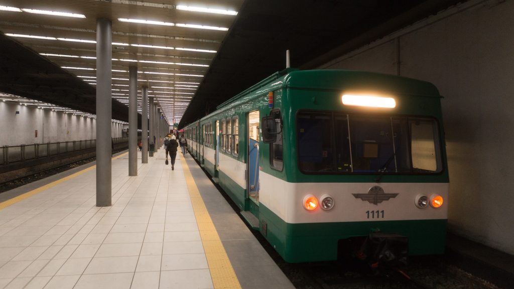 Sínek közé lökött egy jegyellenőrt egy agresszív utas a HÉV-állomáson