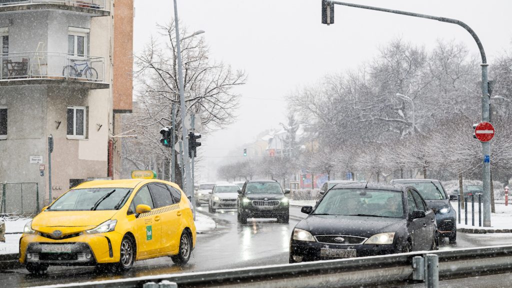 Országszerte lassítja a forgalmat az erős havazás a autópályákon