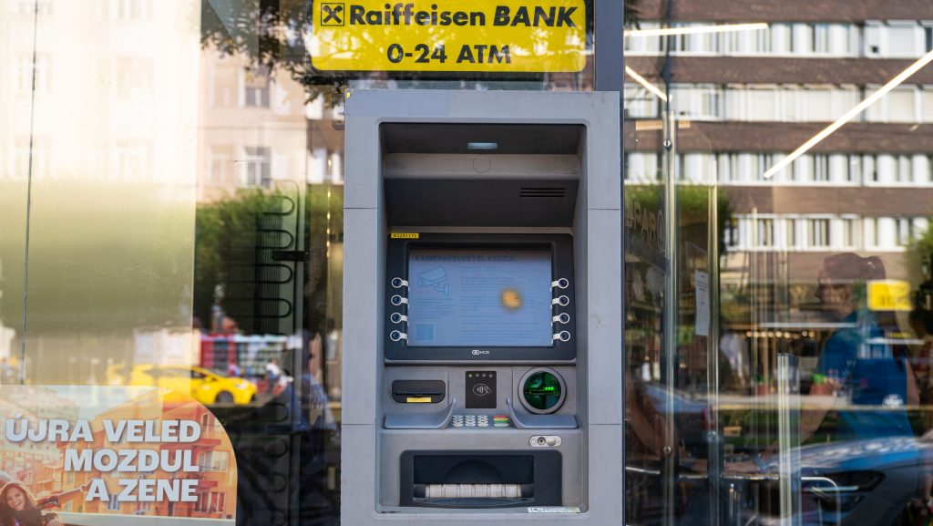 Rövid időre leáll az egyik legnagyobb itthoni bank – akadozhatnak a szolgáltatások