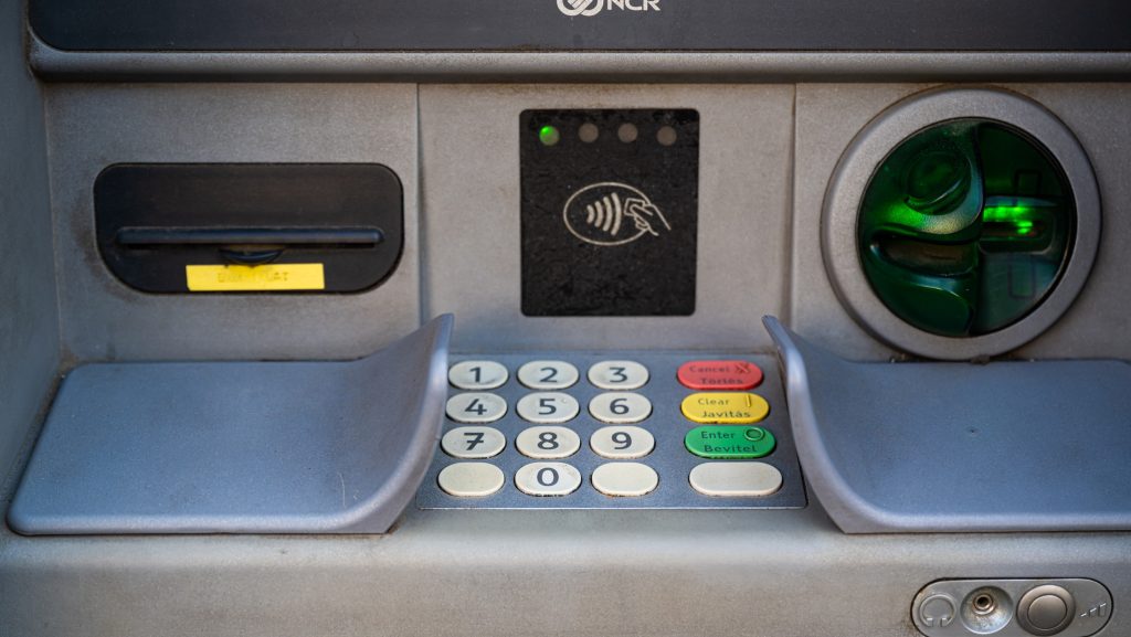 Nagy változás jön a bankautomatáknál, februártól így vehetünk fel pénzt