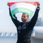 Kapu Tibor kutatóűrhajós sajtótájékoztatót tart érkezése után a Liszt Ferenc repülőtéren 2025. augusztus 18-án.