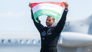 Kapu Tibor kutatóűrhajós sajtótájékoztatót tart érkezése után a Liszt Ferenc repülőtéren 2025. augusztus 18-án.