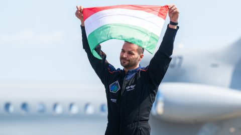 Kapu Tibor kutatóűrhajós sajtótájékoztatót tart érkezése után a Liszt Ferenc repülőtéren 2025. augusztus 18-án.