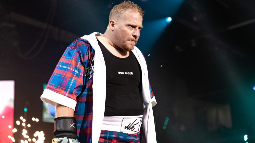 „Nyilvánosan, vezetőszáron, cipőfűző és öv nélkül vittek ide-oda” – letartóztatták a Keresztanyu színészét