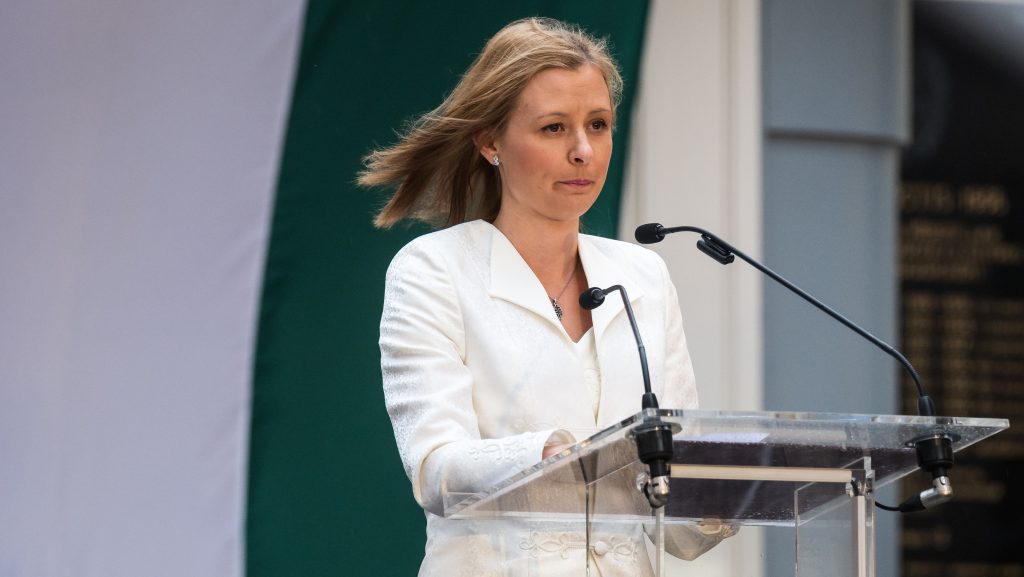 „Hajál meg reggelre anyádal együtt te majom” – halálos fenyegetés miatt tesz feljelentést Dúró Dóra