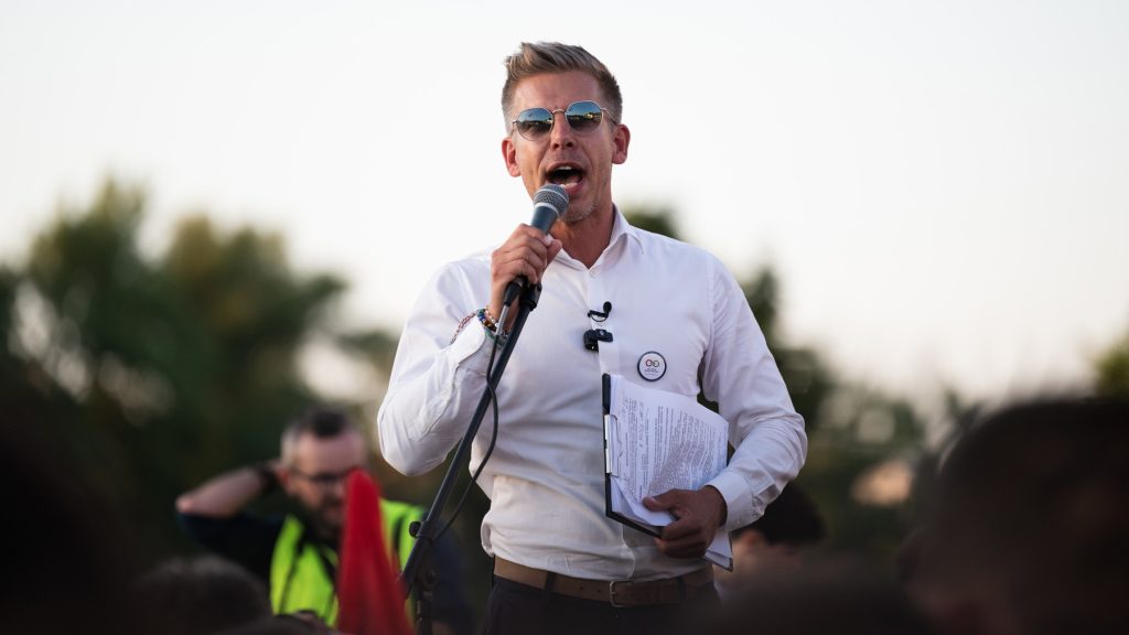 Összeszólalkozott Magyar Péter a gazdatüntetés résztvevőivel Strasbourgban