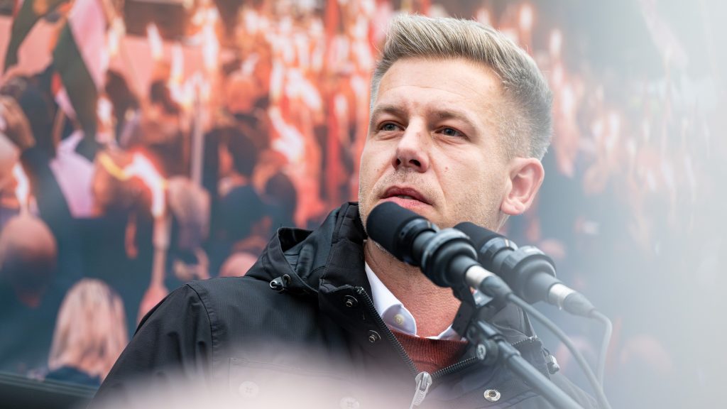 Magyar Péter: kocsmából ordítva kirohanó Orbán-janicsár támadt a Tisza jelöltjére